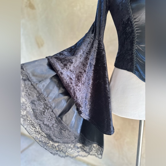 ~Sold~ Vtg Lip Service Black Velvet Renaissance Fairy Bell Lace Sleeves Small - Picture 6 of 12
